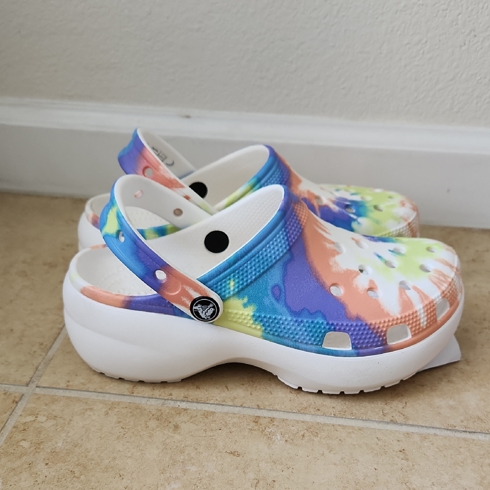 CROCS Classic Platform Tie Dye Graphic Blue Multicolor Mules Clogs Sz 7 NWT